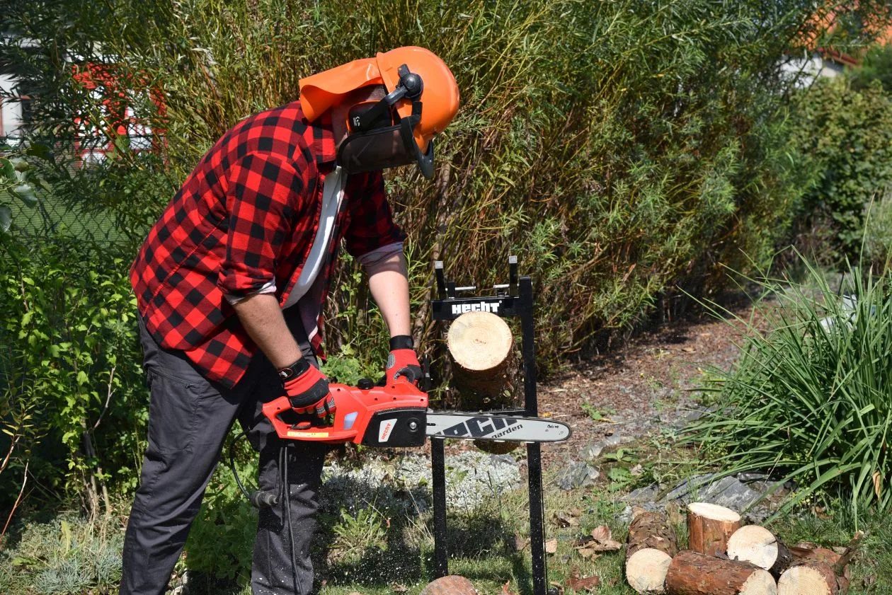 pílenie dreva v stojane na pílenie dreva pomocou elektrickej píly