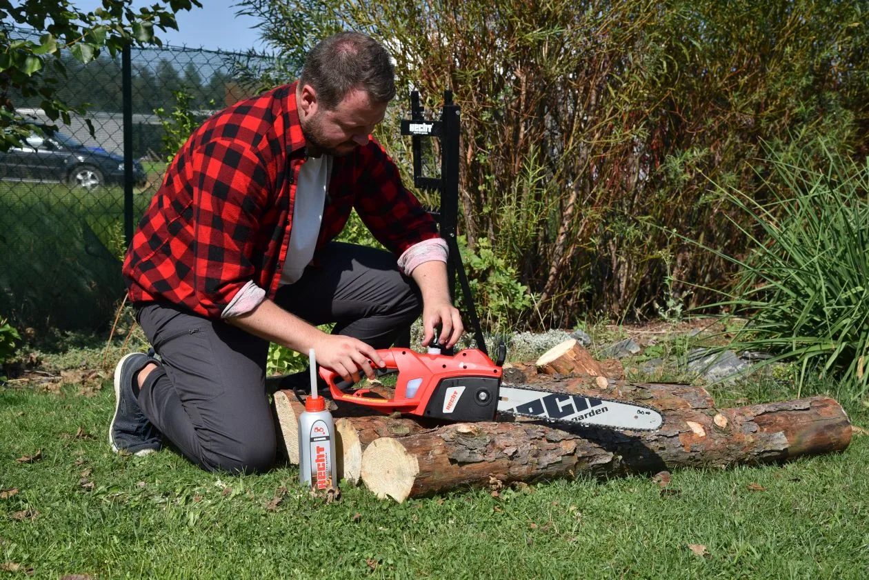 plnenie reťazového oleja do elektrickej píly hecht