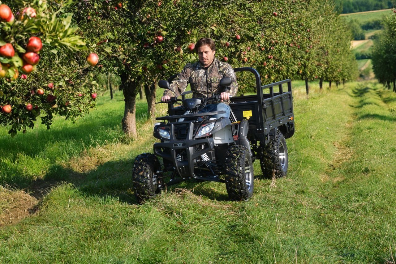 nákladná štvorkolka hecht farmis v jablkovom sade