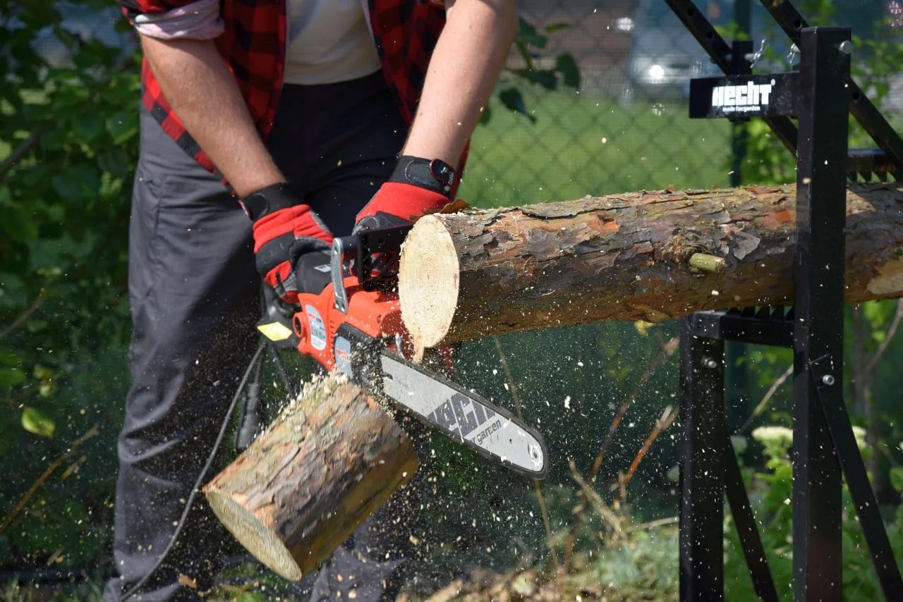 pílenie dreva elektrickou pílou