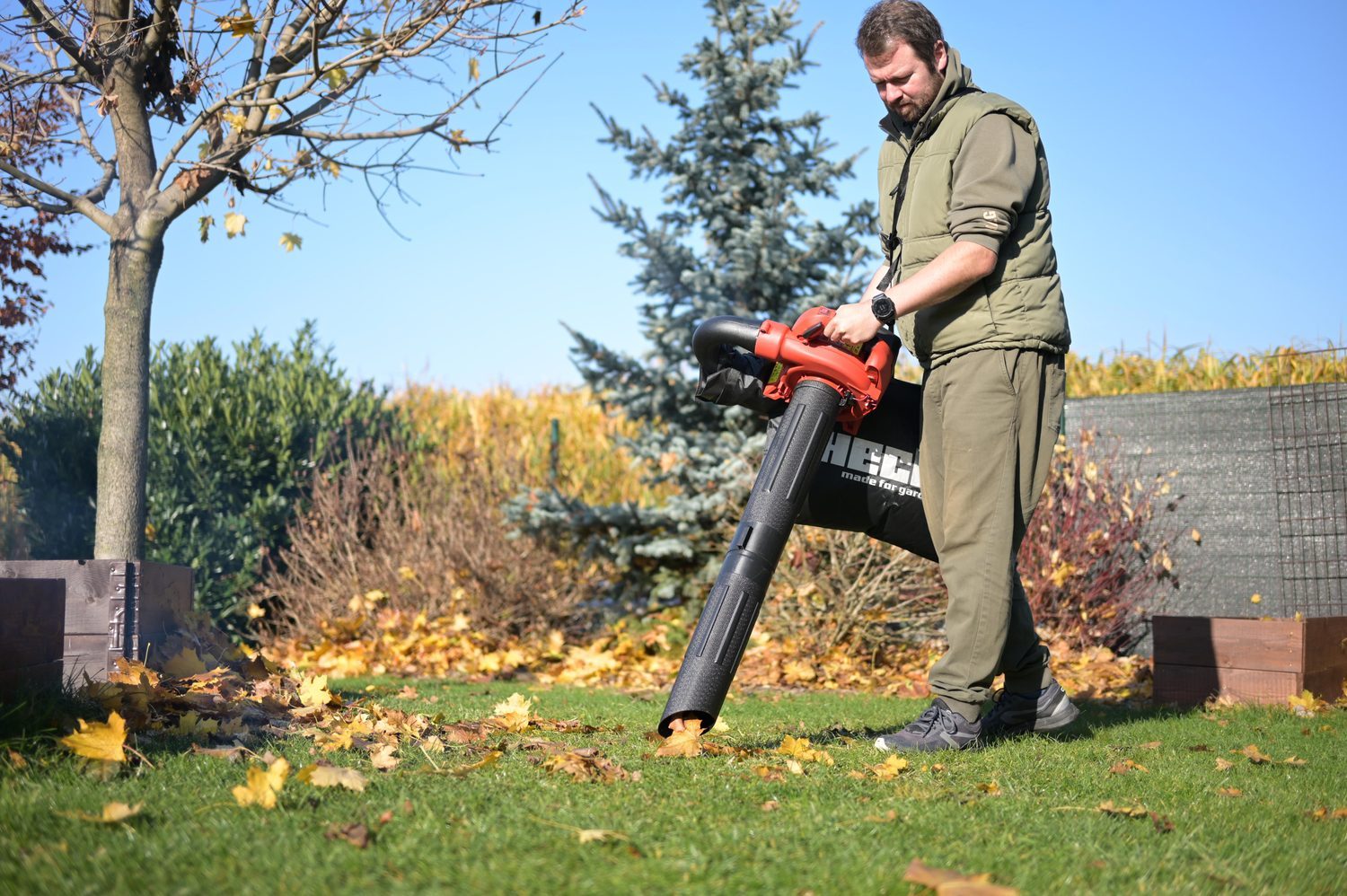 používanie vysávača na lístie hecht