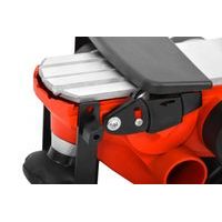 Nôž je chránený krytom na pružine