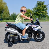 Chlapec na accu motorke  BMW F850GS