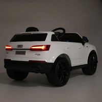 Detské autíčko AUDI Q7 WHITE so zapnutými zadnými svetlami
