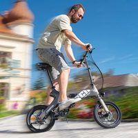 Muž jazdiaci na elektrobicykli HECHT COMPOS MINI MATT GREY