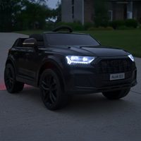 Zapnuté svetlá detského autíčka AUDI Q7 BLACK