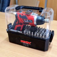 Akumulátorový skrutkovač s bitmi v kufríku na pracovnom stole