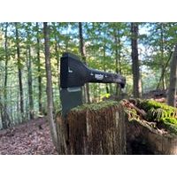 Štiepacia sekera HECHT 900950 v lese