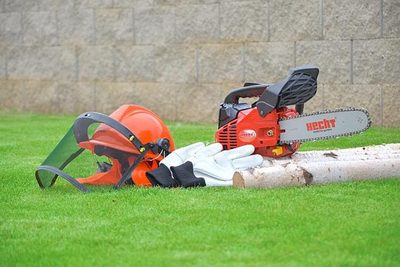 Ako bezpečne píliť s motorovou pílou?