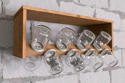 Ako do dielne vyrobiť policu na drobný materiál