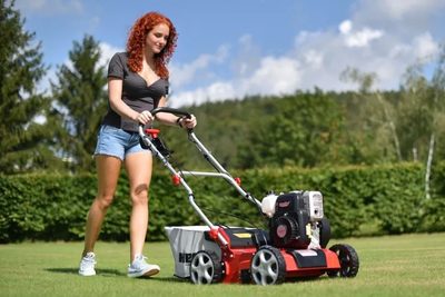 Vertikutácia trávnika - prečo a ako ju uskutočňovať