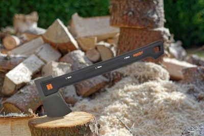 Ako zistiť, že je drevo dostatočne suché na kúrenie?