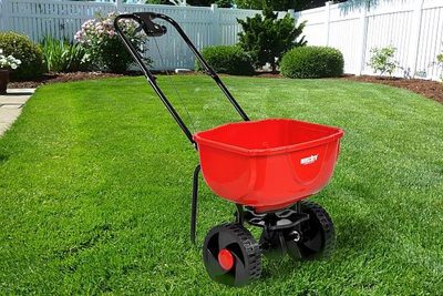 Hnojenie trávnika. Ako hnojiť trávnik, aby bol zdravý a hustý?