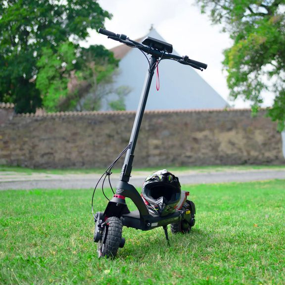 Elektrická kolobežka HECHT 5488 s helmou na tráve