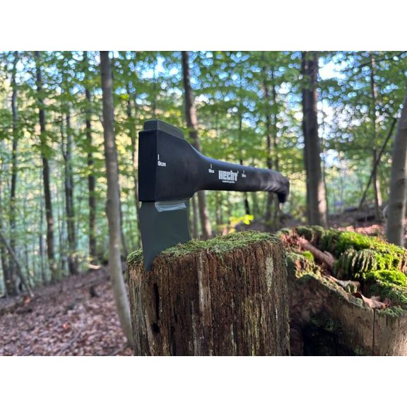 Štiepacia sekera HECHT 900950 v lese