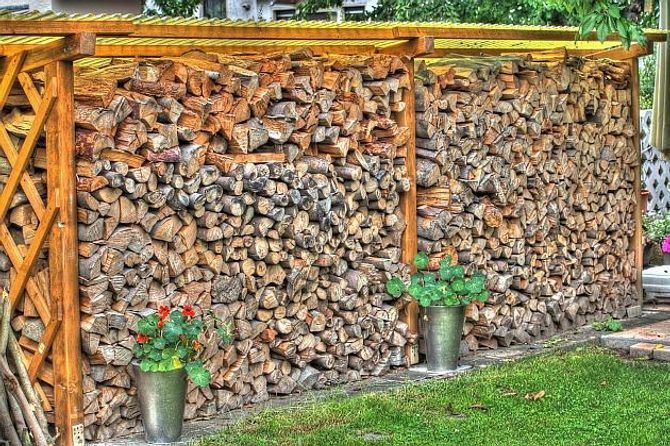 Ako správne uskladniť palivové drevo na zimu?