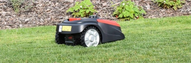 Robotická kosačka na pokosenom trávniku