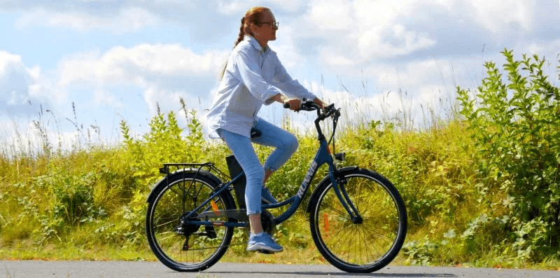 žena jazdiaca na elektrobicykli hecht runnis shadow