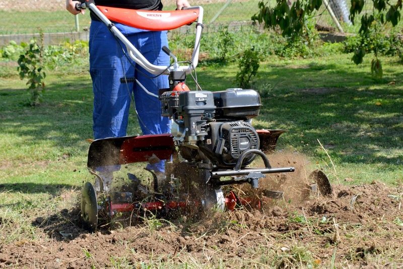 Motorový kultivátor HECHT bežiaci na plné obrátky v záhone