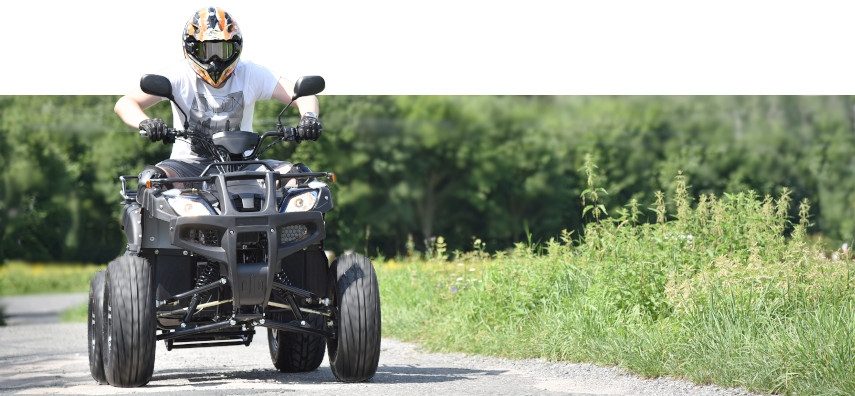 štvorkolka hecht s jazdcom na ceste