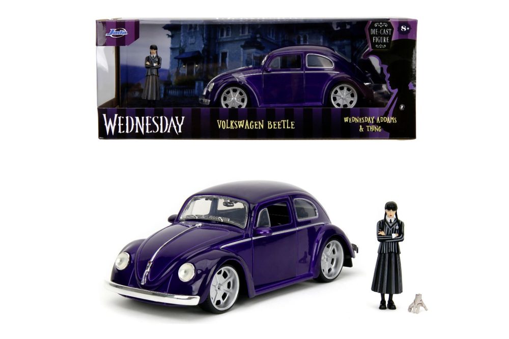 Levně Wednesday auto 1972 VW Beetle 1:24 a figurka Wednesday