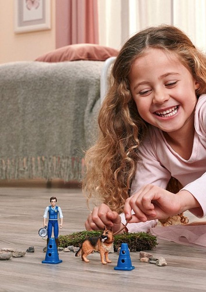 Levně SCHLEICH Policejní vyšetřovatel s psovodem