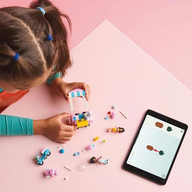 Stánek s cukrovou vatou a skútr