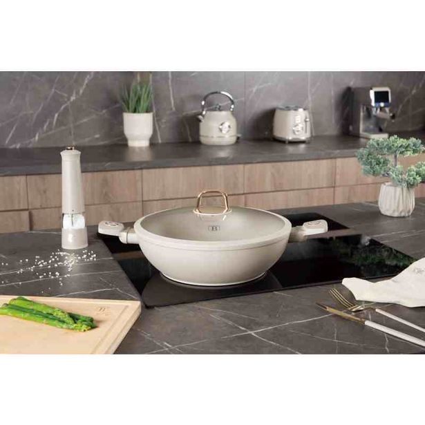 BERLINGERHAUS Pánev WOK s titanovým povrchem a poklicí 30 cm Sahara Collection BH-8065
