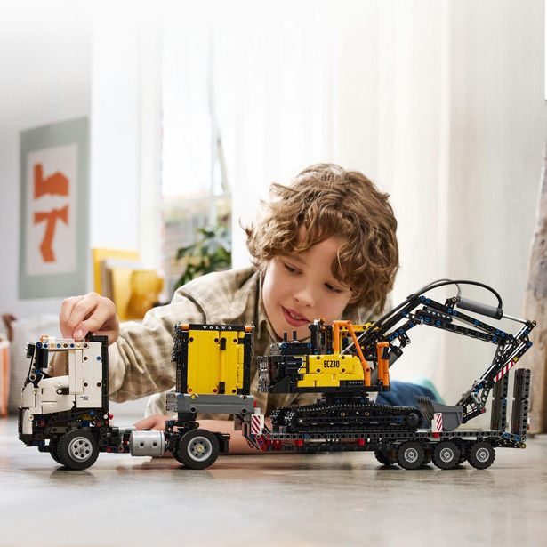 Nákladní auto Volvo FMX a elektrický bagr Volvo EC230