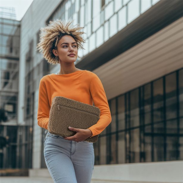 Hama Cozy, obal na notebook, 14,1-15,6" (36-40 cm), chlupatý, přední kapsa, hnědý