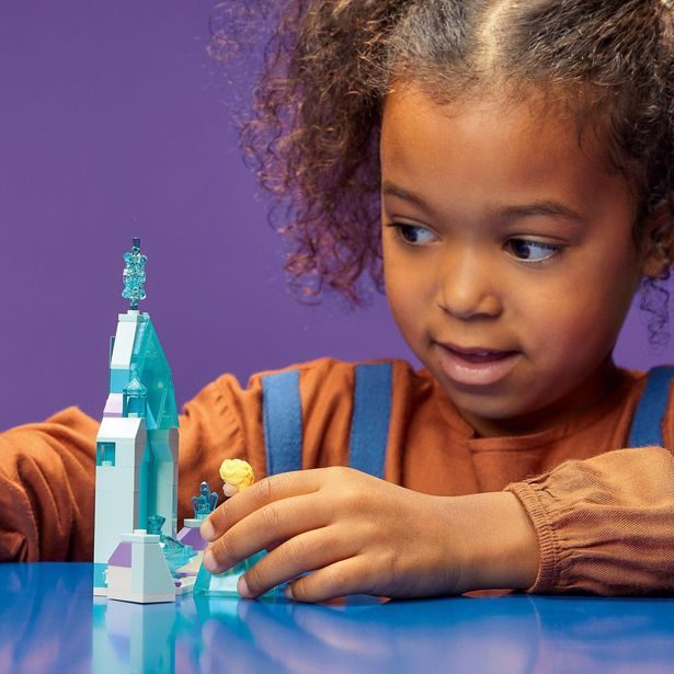 Elsa a zámecké nádvoří