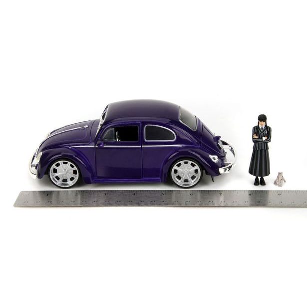 Wednesday auto 1972 VW Beetle 1:24 a figurka Wednesday