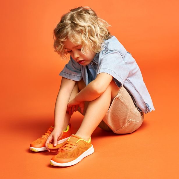 Oranžové chlapecké barefoot tenisky Geox Foot-run