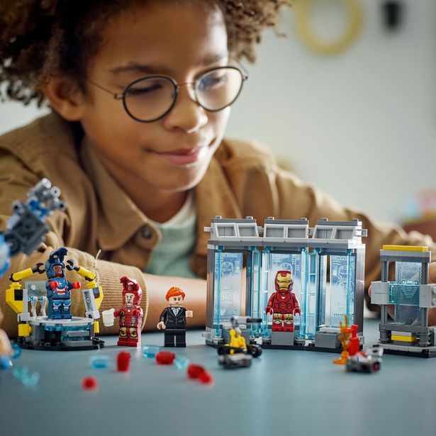 Iron Man a jeho laboratoř: Síň brnění