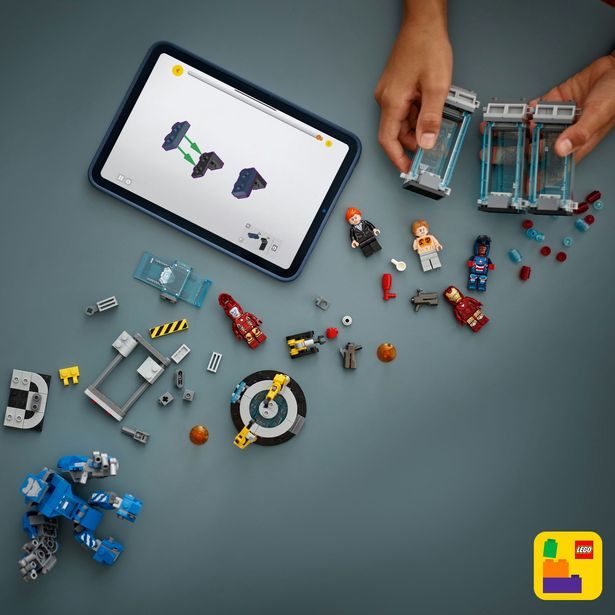 Iron Man a jeho laboratoř: Síň brnění