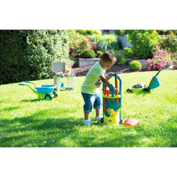 Vozík se zahradním nářadím a konvičkou