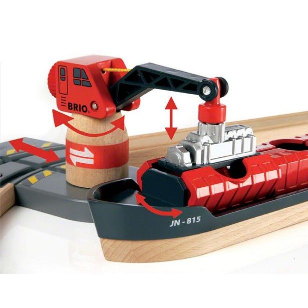 Přístaviště s nákladní lodí a kolejemi