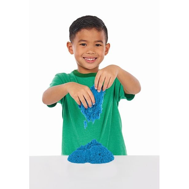 KINETIC SAND KRABICE TEKUTÉHO PÍSKU S PODLOŽKOU MODRÁ