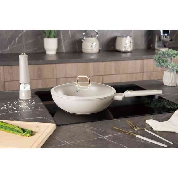 BERLINGERHAUS Pánev WOK s titanovým povrchem a poklicí 28 cm Sahara Collection BH-8064
