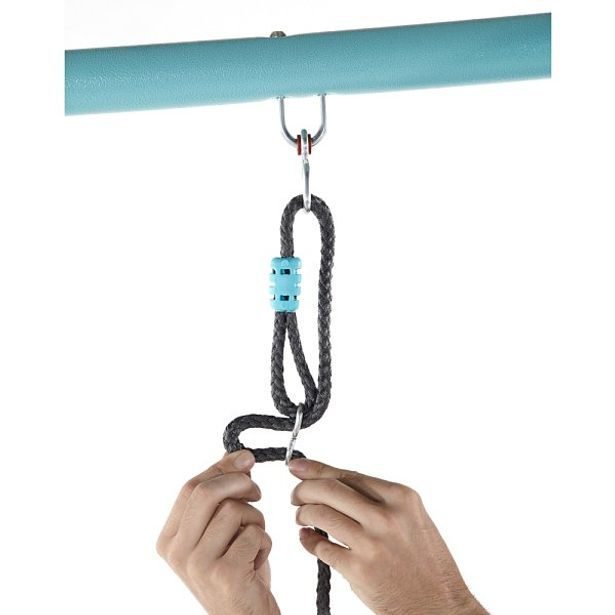 Dětská houpačka s kovovou konstrukcí a tryskou na výrobu mlhy