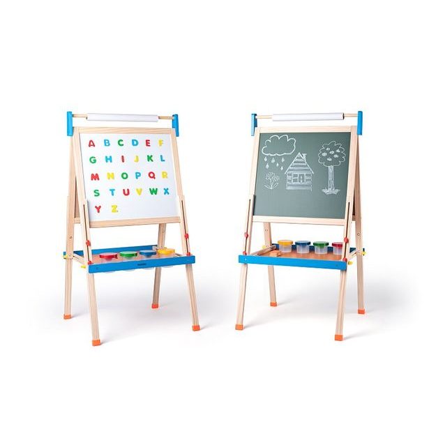 Tabule "ABC" s písmeny, s rolí papíru a kelímky