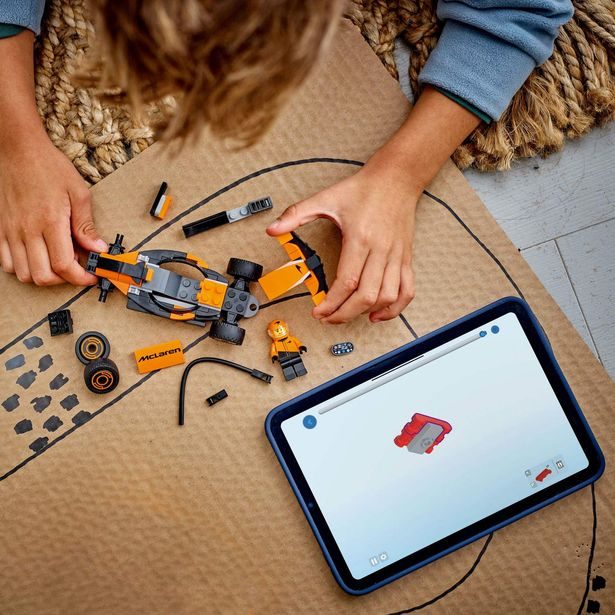 Jezdec F1® se závodním vozem McLaren