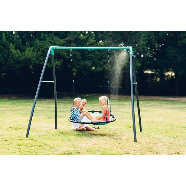 Houpací kruh s kovovou konstrukcí a tryskou na výrobu mlhy