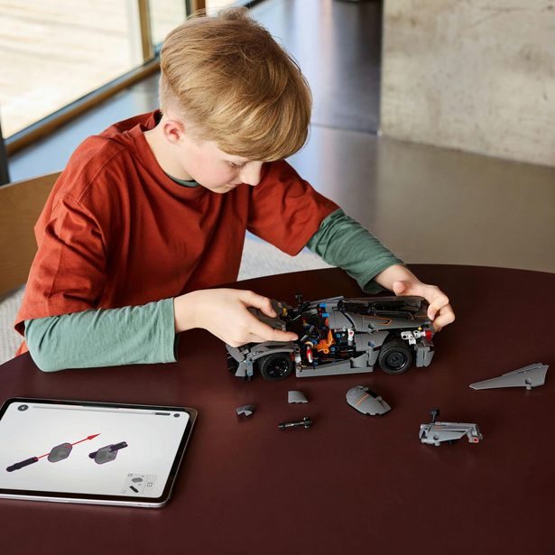 Šedé hyperauto Koenigsegg Jesko Absolut