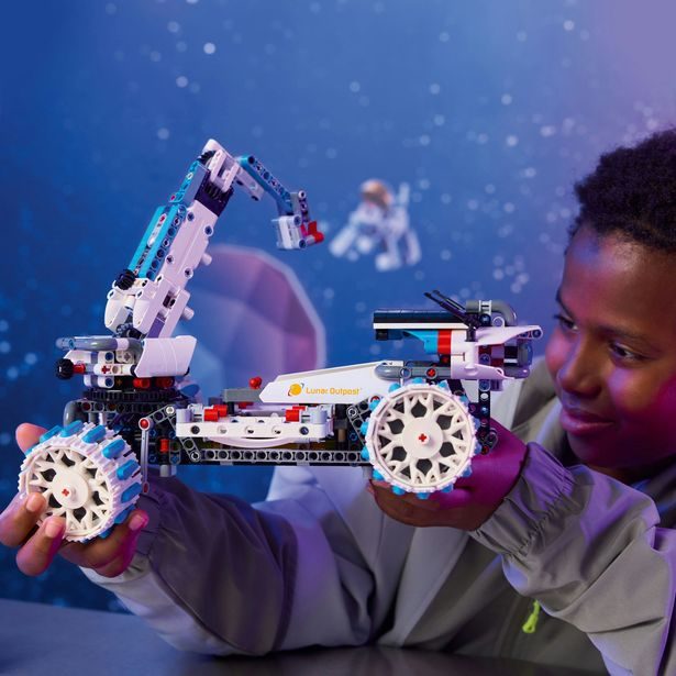 Lunární rover Lunar Outpost™
