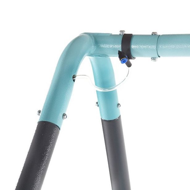 Houpací kruh s kovovou konstrukcí a tryskou na výrobu mlhy