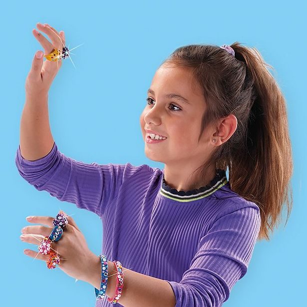 Výroba třpytivých prstýnků a náramků