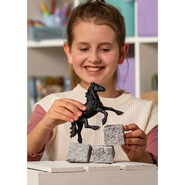 SCHLEICH Zvířátko - fríský hřebec