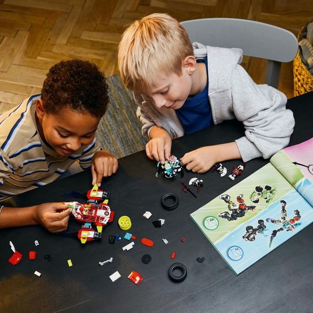 Cooperův tygří robot a Zerův hot rod