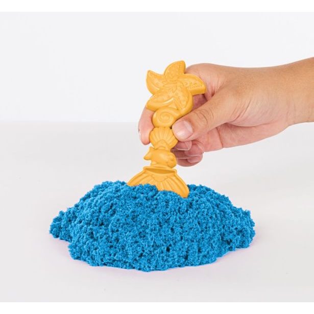 KINETIC SAND KRABICE TEKUTÉHO PÍSKU S PODLOŽKOU MODRÁ